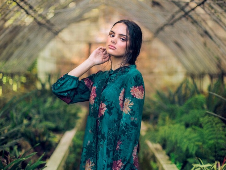 side-view-woman-holding-hand-her-face_23-2148261257